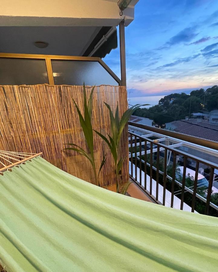 Apartment Front Retro Hideaway In