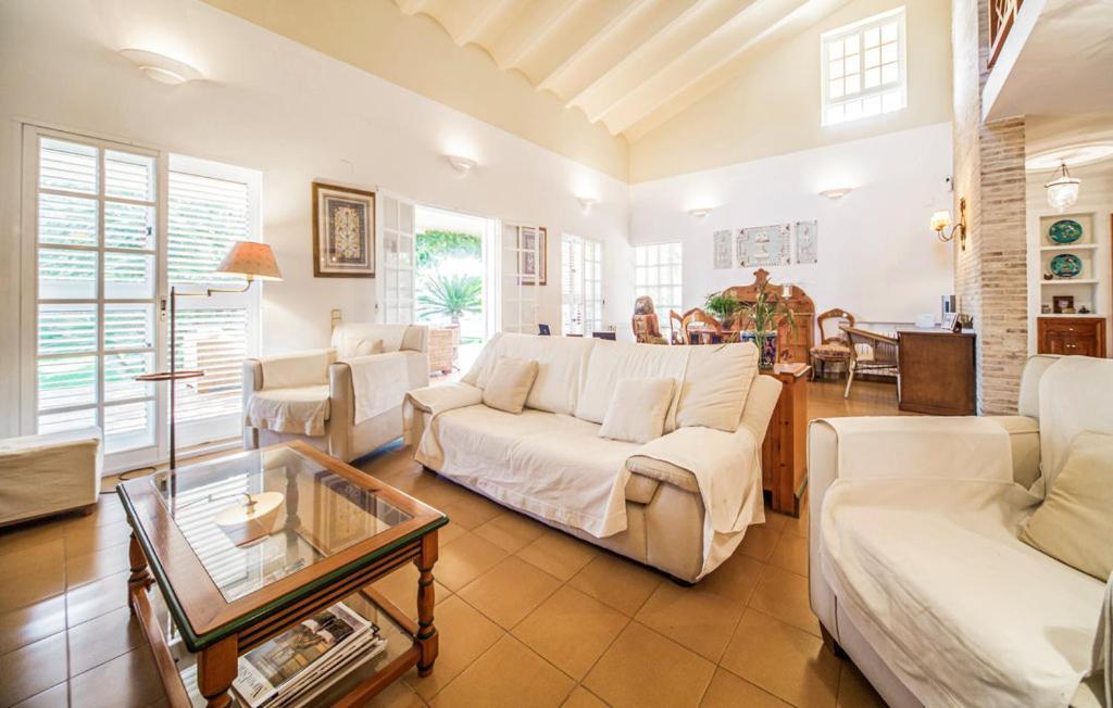 Villa Agradable Junto Al Mar Con Piscina