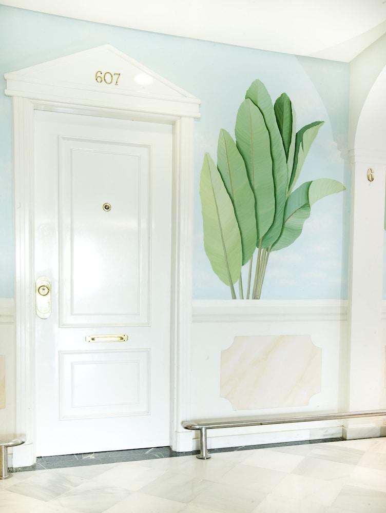 Monarque Sultan Apartment 4*