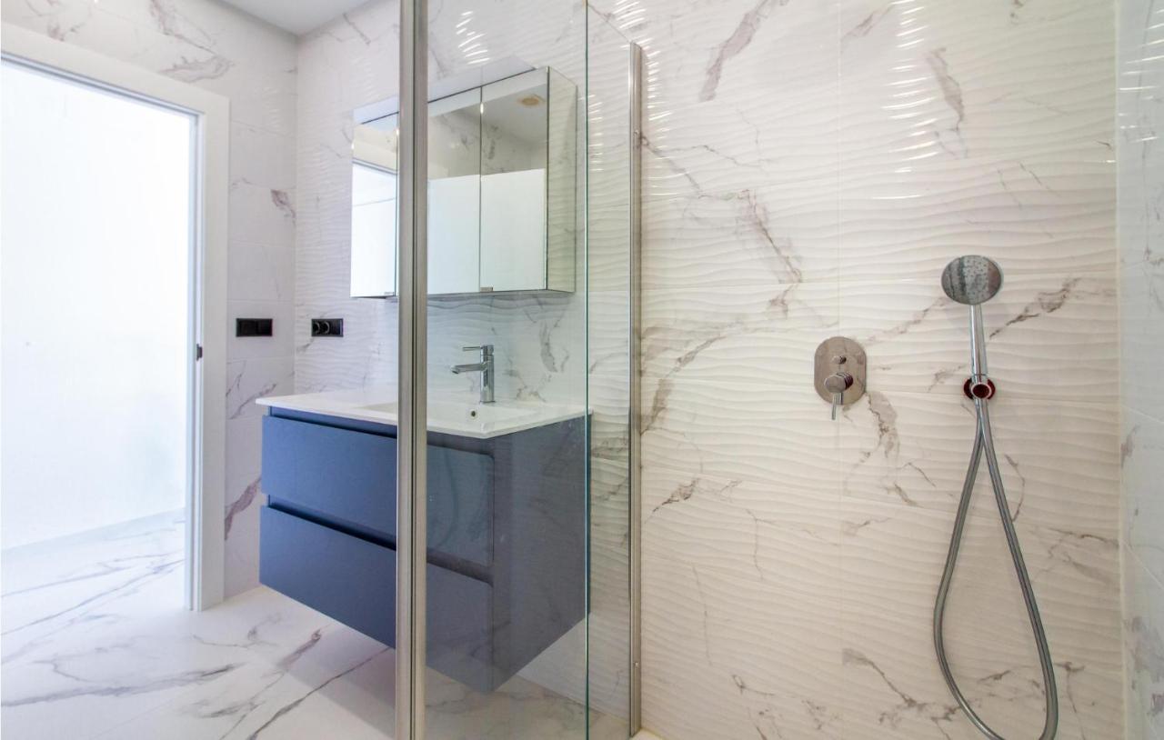 4 Bedroom Lovely In Apartment *