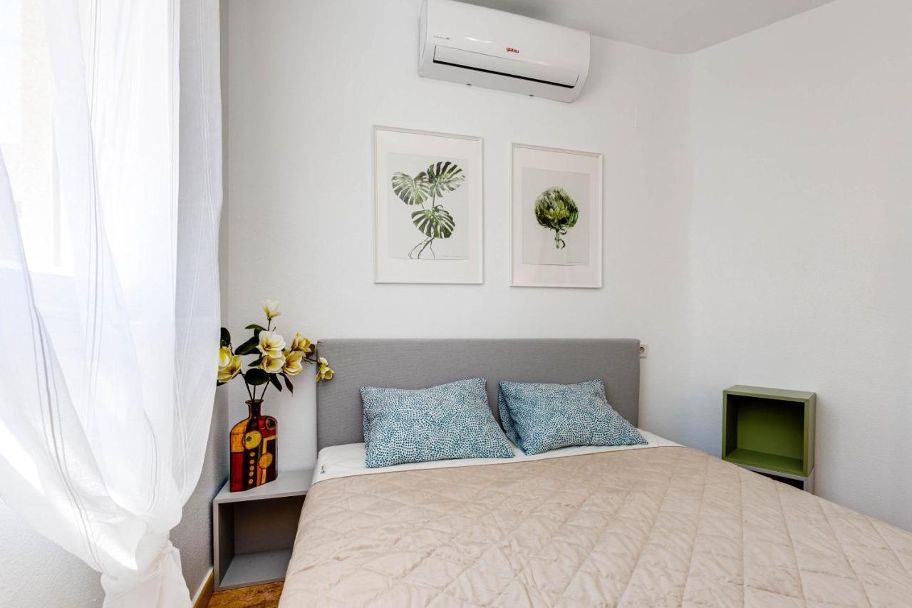 A Bright And Cozy Right Next To The Sea *