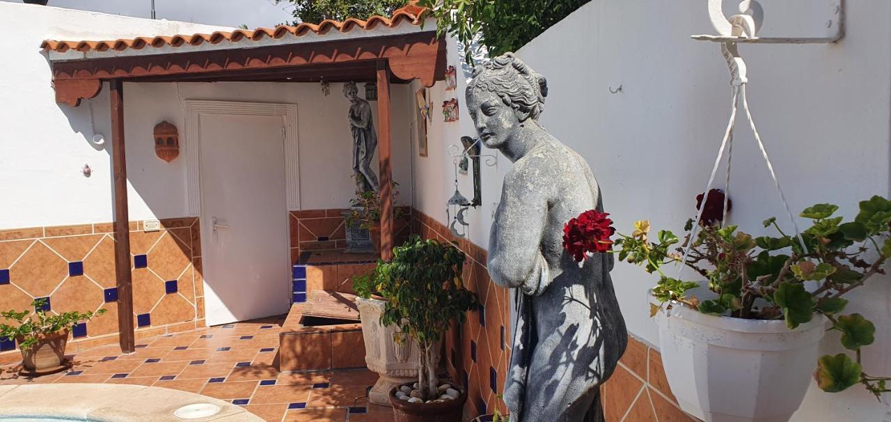 Violetta Villa *