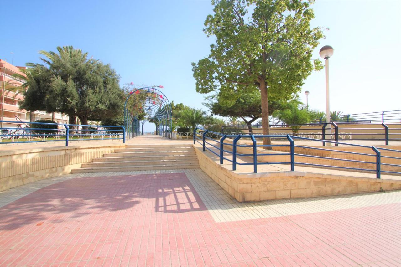 En Santa Pola, Playa De Levante Sp102 *