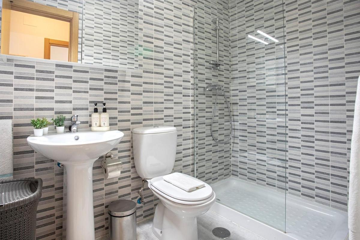 -malagasunapts- Huge & * Pool* Freepark* Apartment