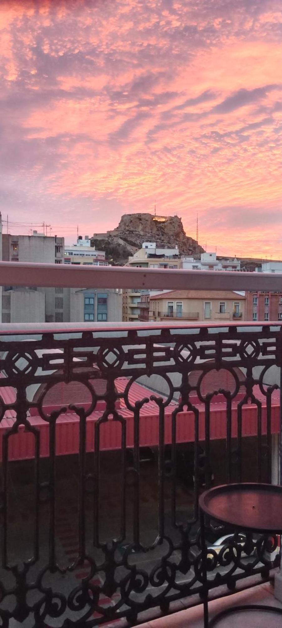 With Private Bathroom And Balcony Nearby The Mercado Central, Center And Beach Apartment *