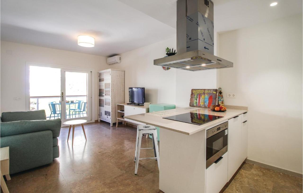 Apartamento Gorgeous In With Kitchen