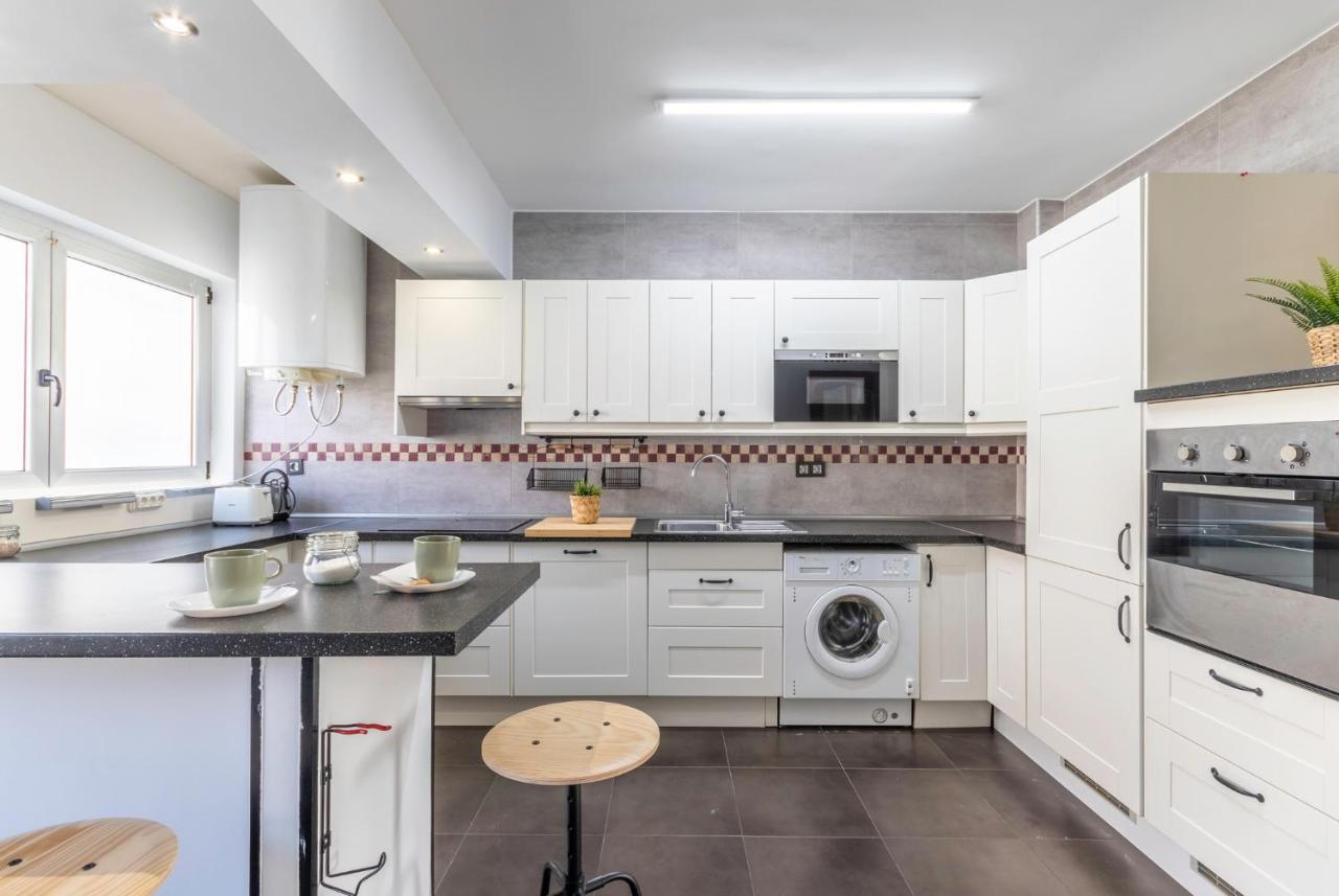 Amplio, Muy Luminoso Y En El Centro De Apartamento