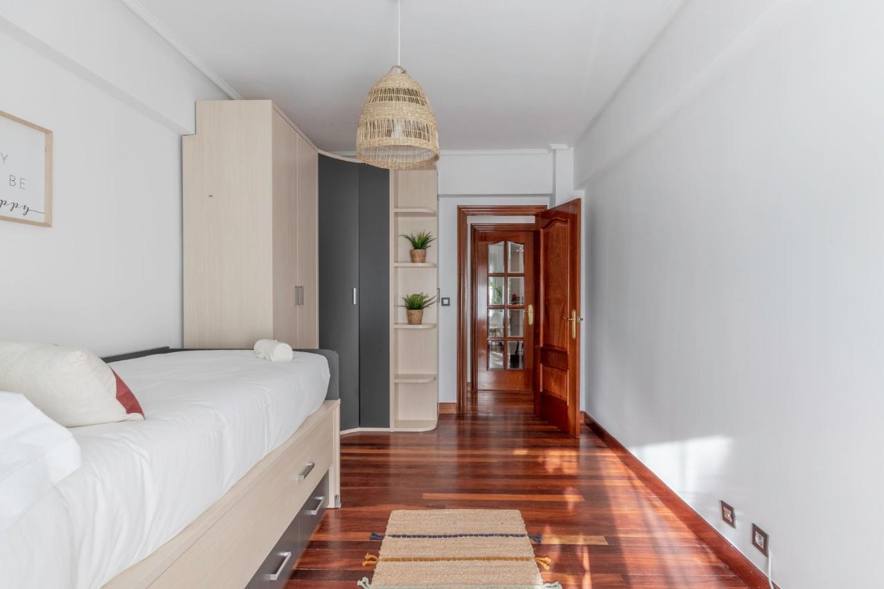 Amplio, Muy Luminoso Y En El Centro De Apartamento *