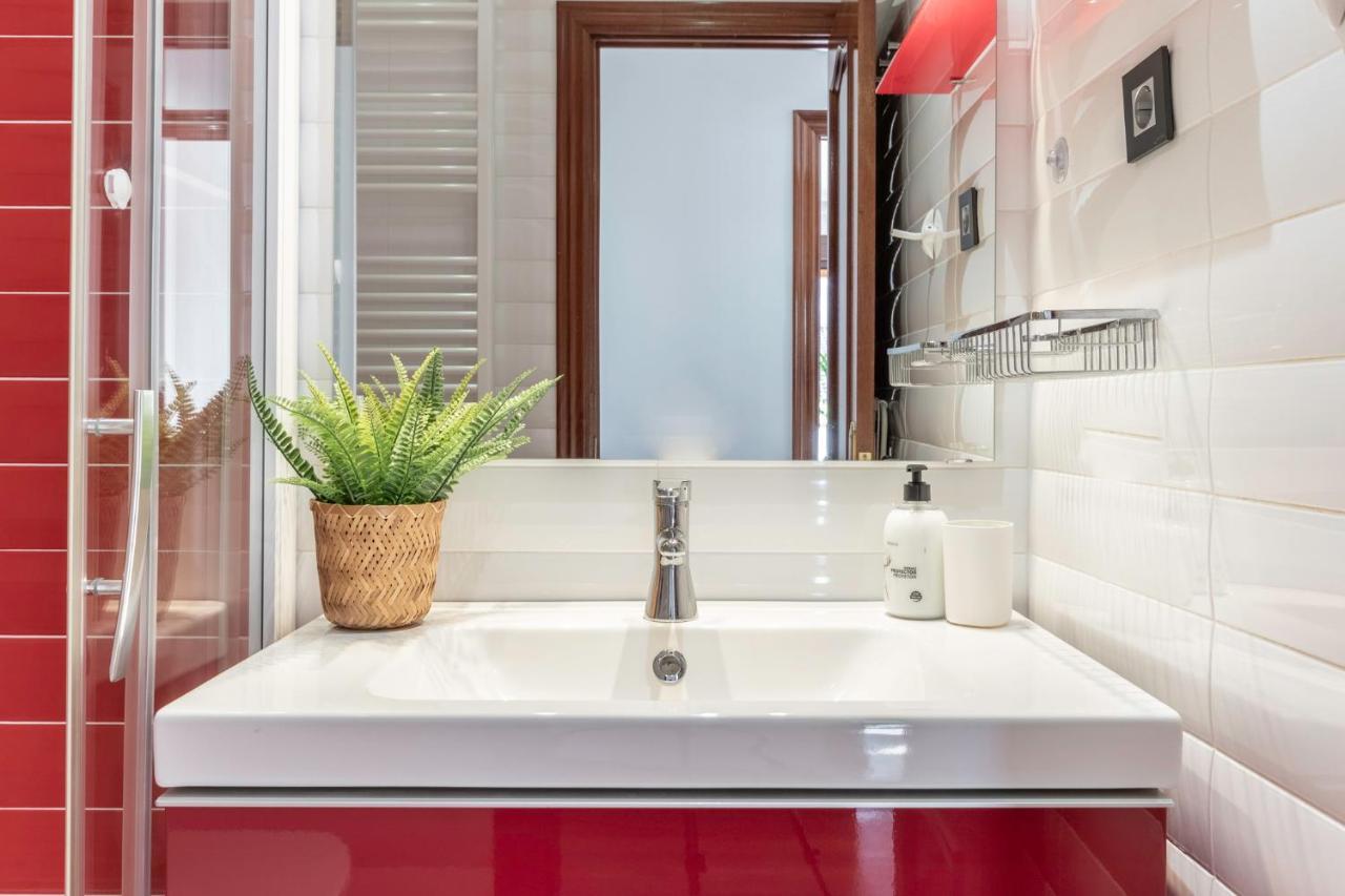Apartamento Amplio, Muy Luminoso Y En El Centro De *