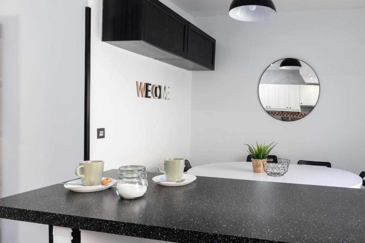 Amplio, Muy Luminoso Y En El Centro De Apartamento