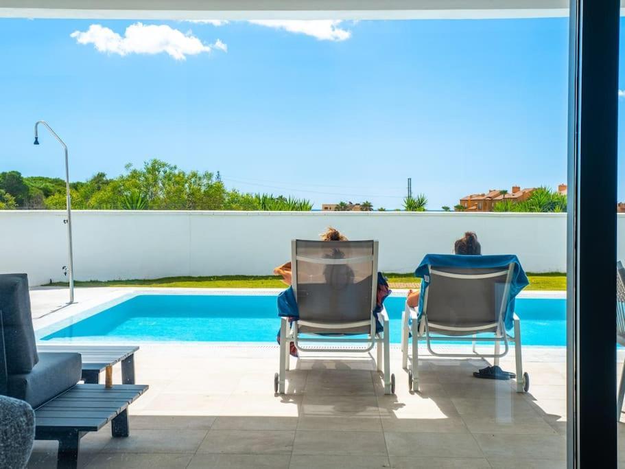 Modern Walking Distance From The Villa *