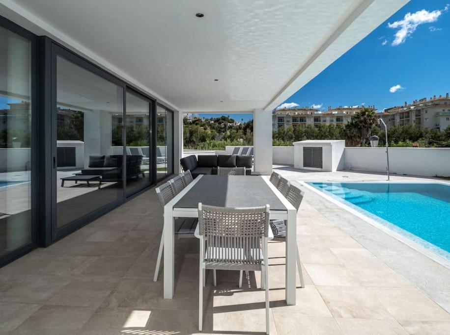 Modern Walking Distance From The Villa *