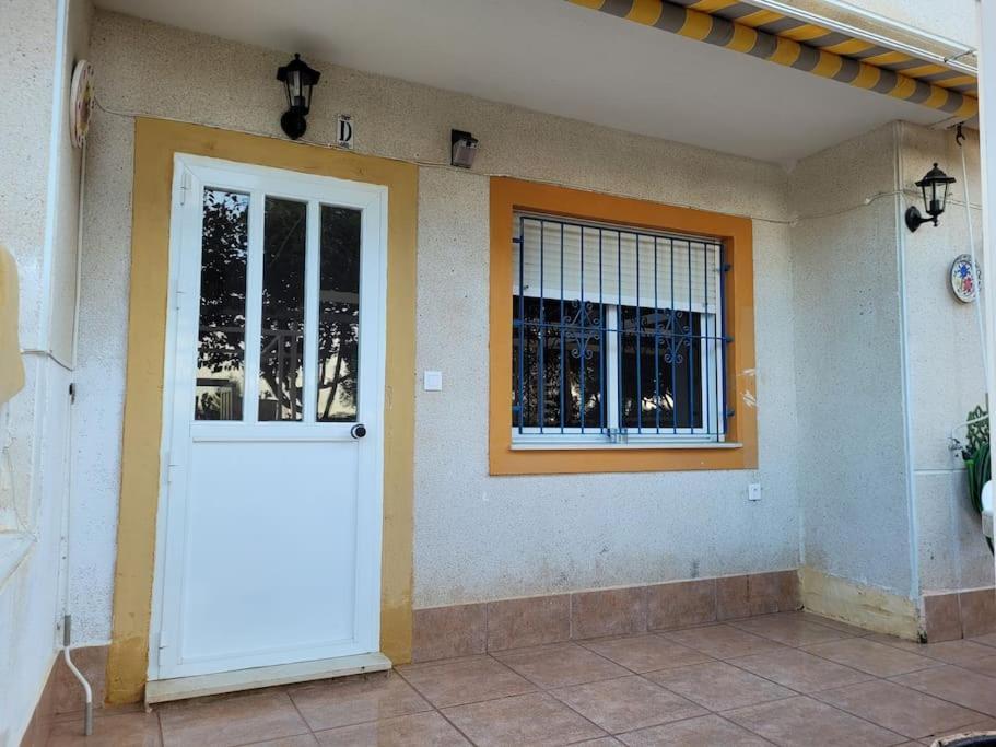 Bajo Con Terraza Y Piscina Apartment Torrevieja