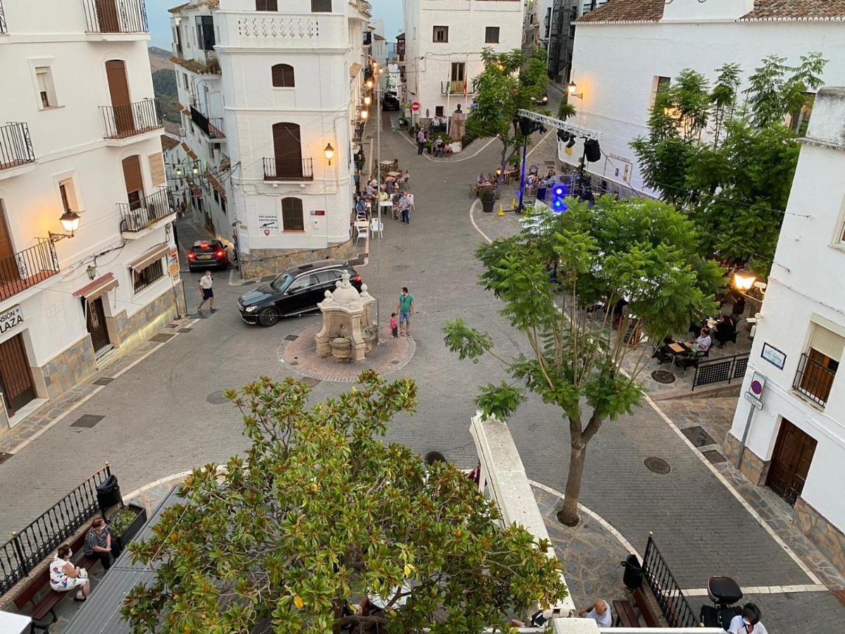 Stylish 3 Bed House 2 Bathrooms, With Patio, Roof Terrace And Communal Pool 5 Minutes Away From The Beautiful Spanish White Village Of Pueblo And Only 20 Mins From The Sea *