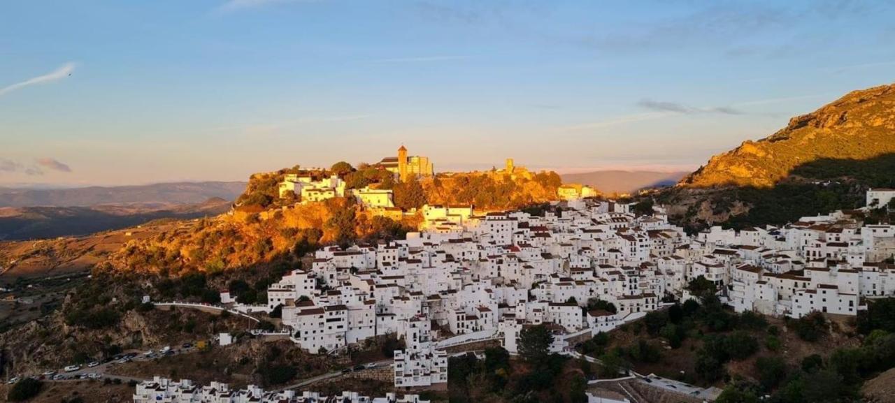 Stylish 3 Bed House 2 Bathrooms, With Patio, Roof Terrace And Communal Pool 5 Minutes Away From The Beautiful Spanish White Village Of Pueblo And Only 20 Mins From The Sea