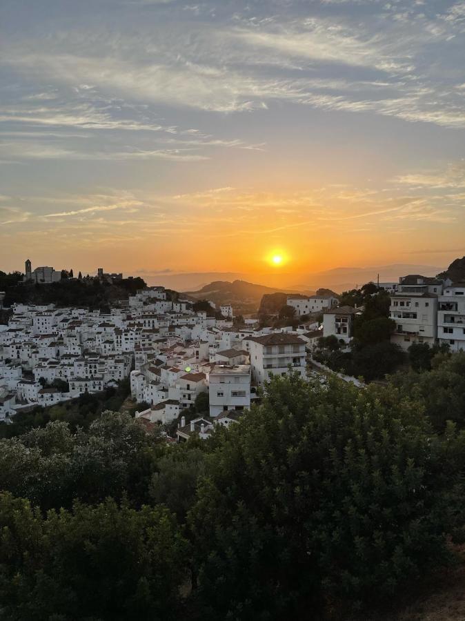 Casa rural Stylish 3 Bed House 2 Bathrooms, With Patio, Roof Terrace And Communal Pool 5 Minutes Away From The Beautiful Spanish White Village Of Pueblo And Only 20 Mins From The Sea