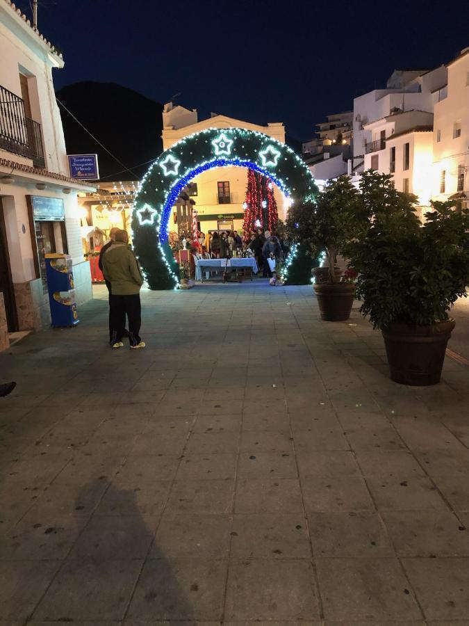 Stylish 3 Bed House 2 Bathrooms, With Patio, Roof Terrace And Communal Pool 5 Minutes Away From The Beautiful Spanish White Village Of Pueblo And Only 20 Mins From The Sea