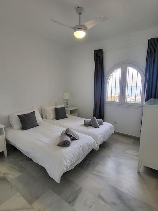 Luxury 4 Bed Townhouse Duquesa With Breathtaking Views Close To Port And Manilva