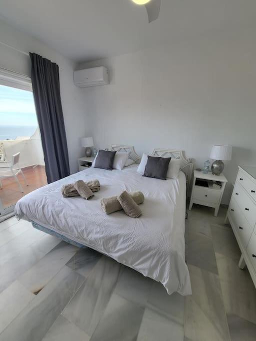 Luxury 4 Bed Townhouse Duquesa With Breathtaking Views Close To Port And