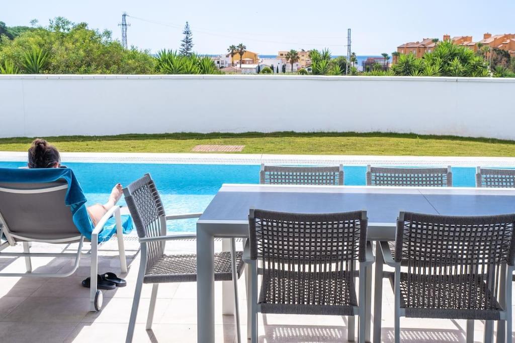 Modern Walking Distance From The Villa Manilva