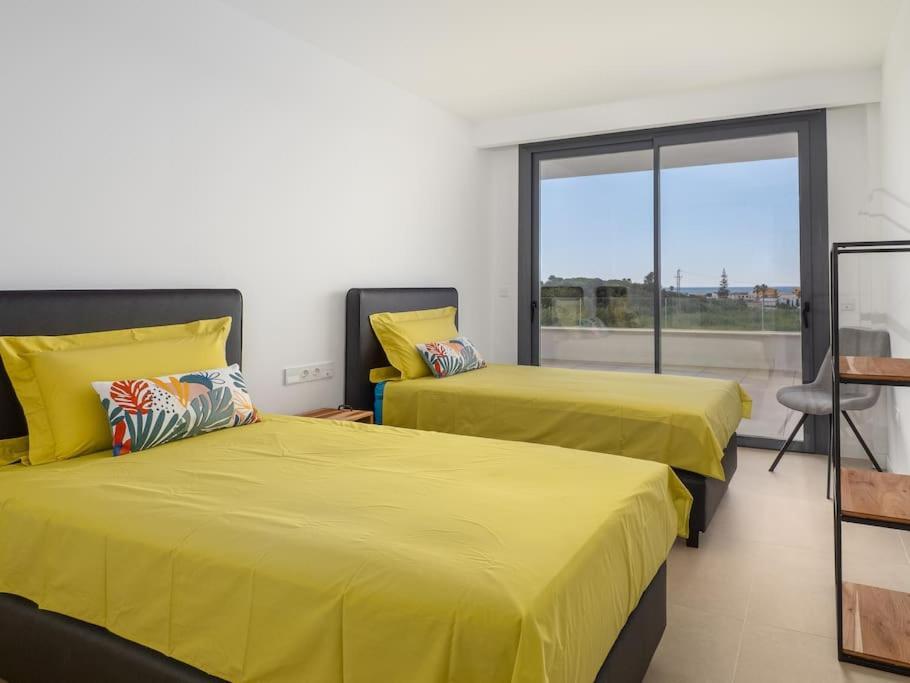 Modern Walking Distance From The Villa *