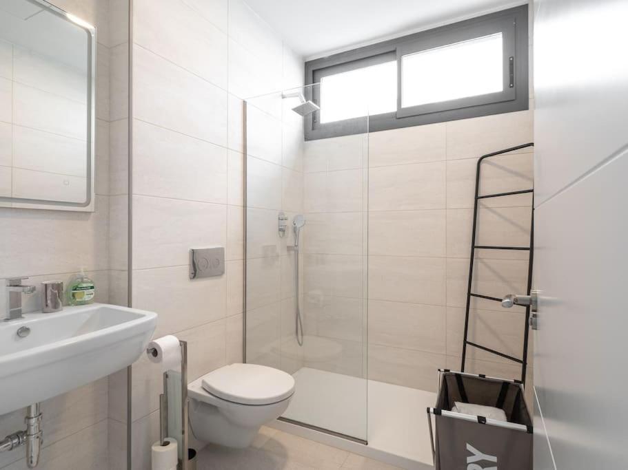 Modern Walking Distance From The Villa Manilva