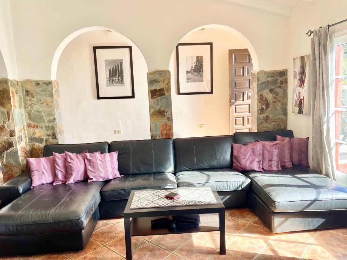 Villa Consuelo - Quiet Location Close To Buzanada