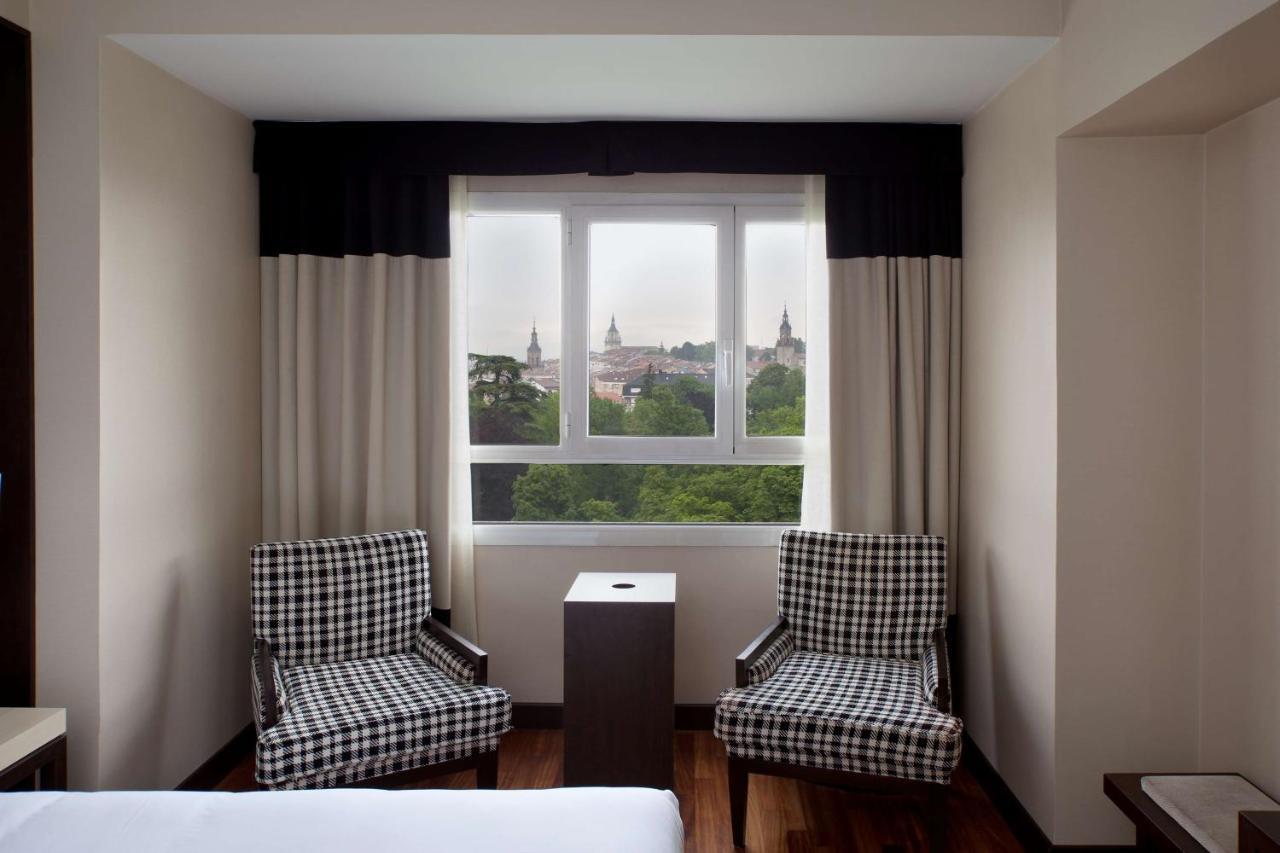 Nh Canciller Ayala Hotel 4*