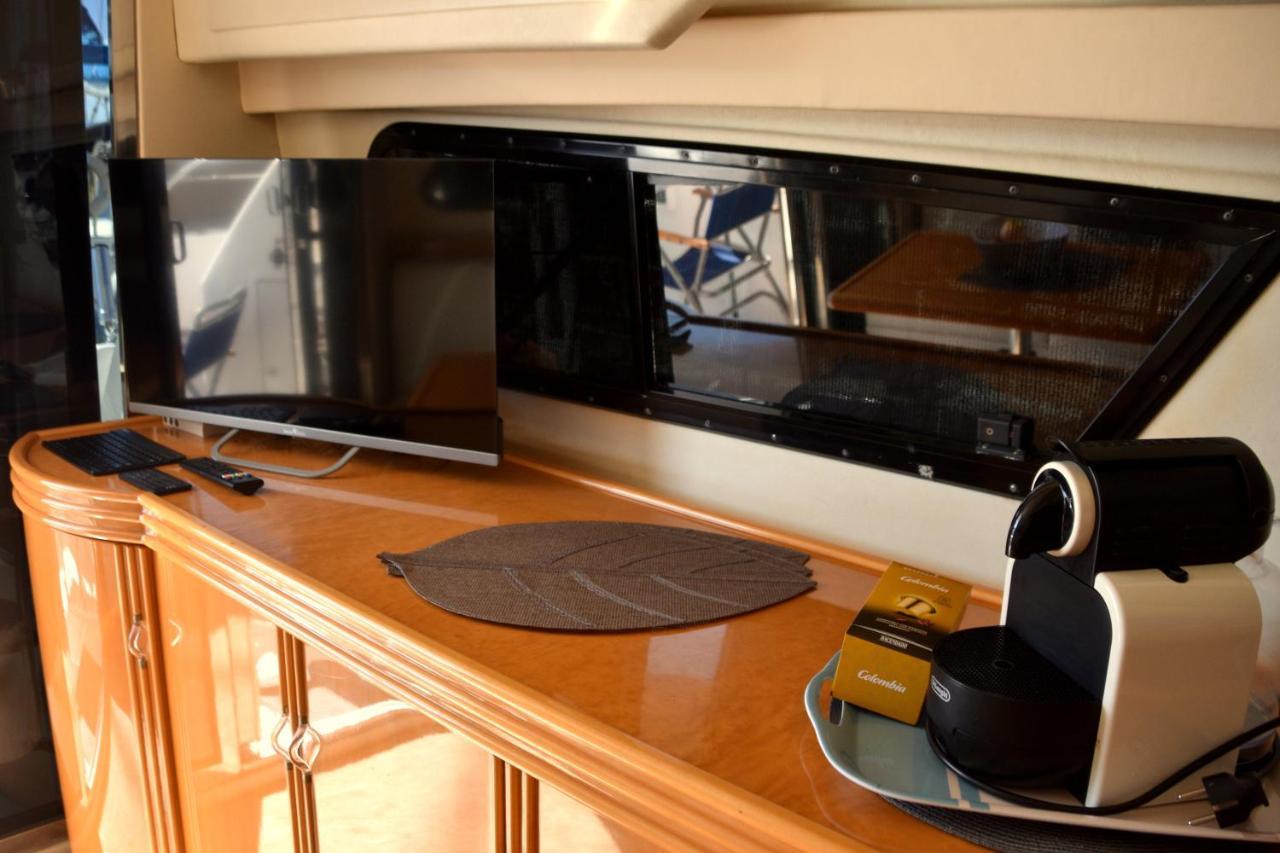 Luxury Yacht Kamikara Botel