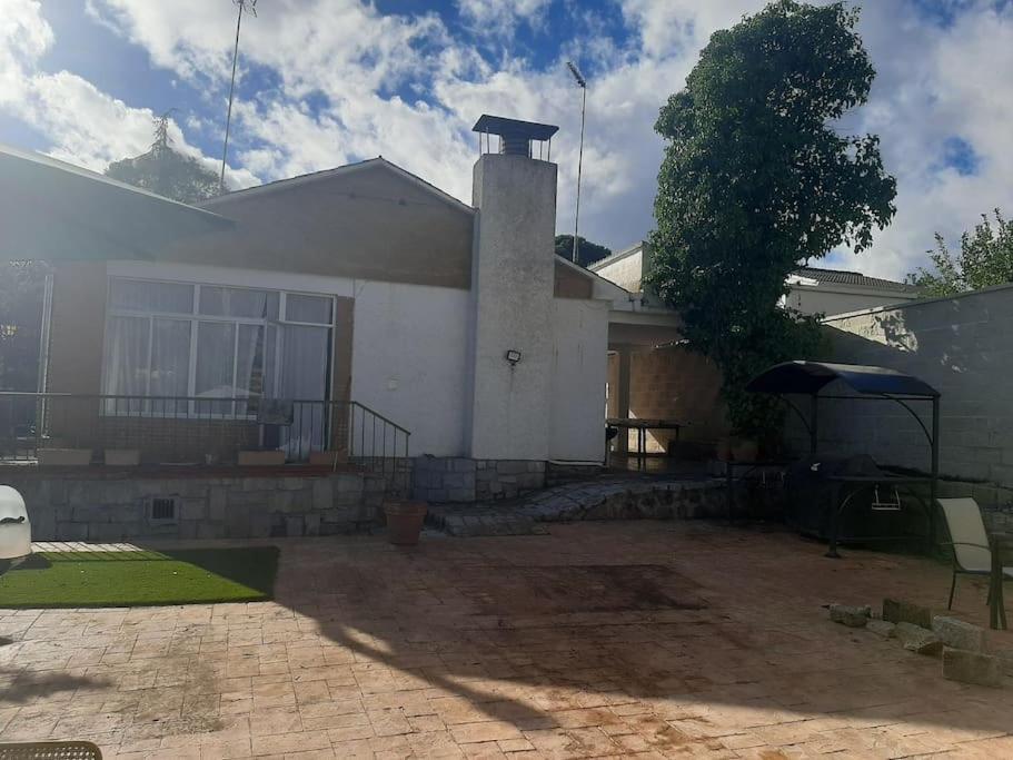 Casa De Campo Con Piscina Y Barbacoa *