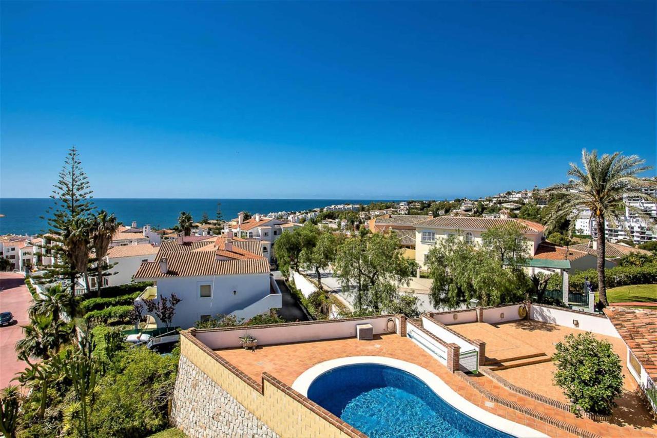 Lets In The Sun - - With Sea Or Pool Views