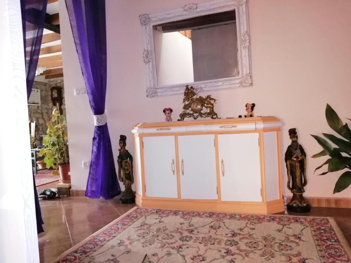 El Caserio De Esther *