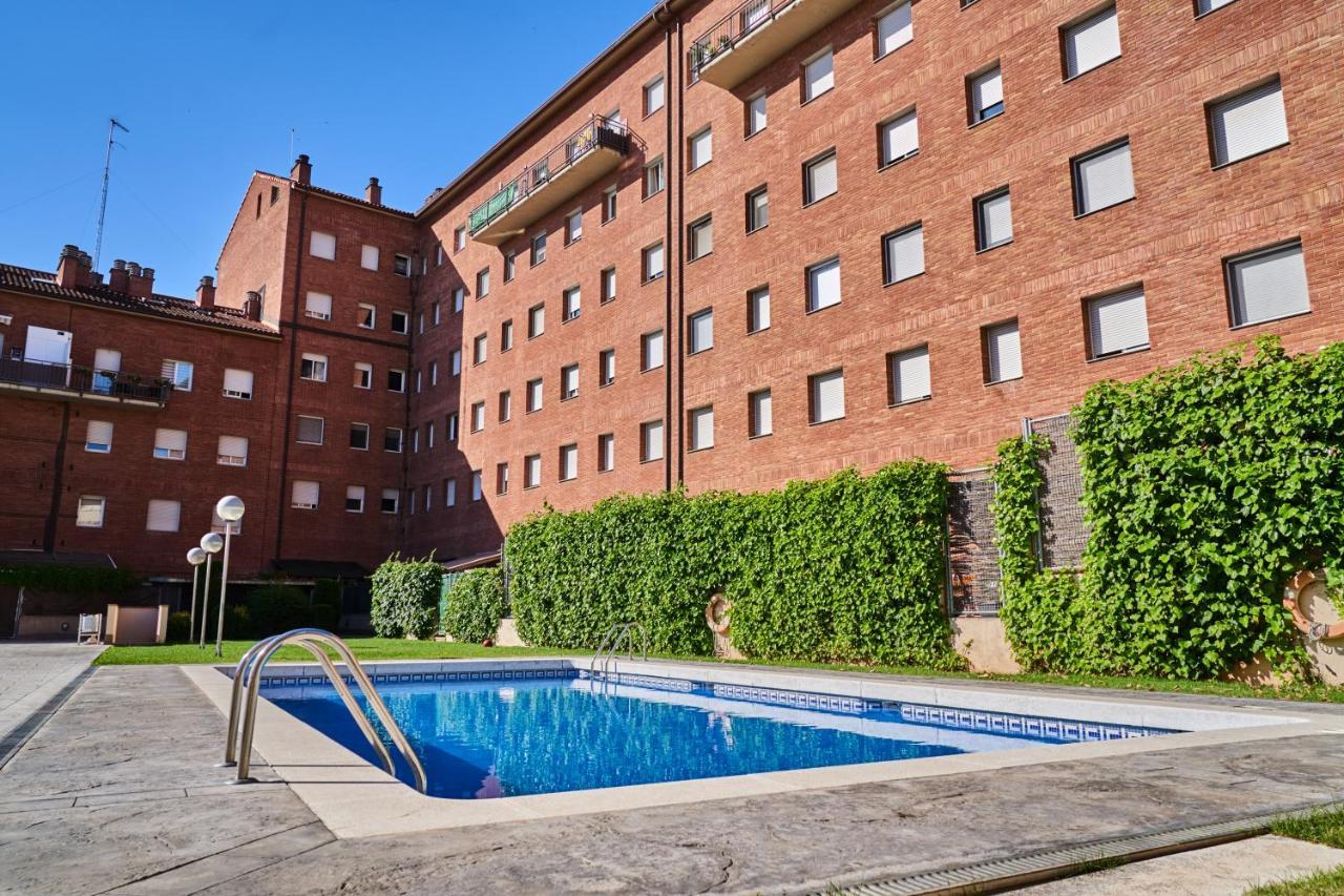Family With Parking And Pool *