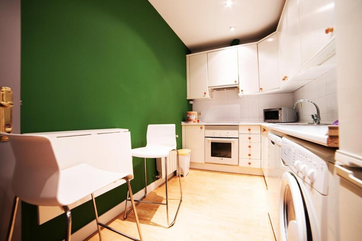Bright In Historical Center Apartment *