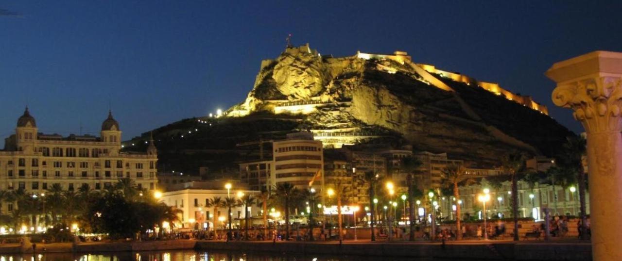 Piso Grande Amplio Grandes Grupos 4 2 Baños, 4ac Y Wifi * Alicante