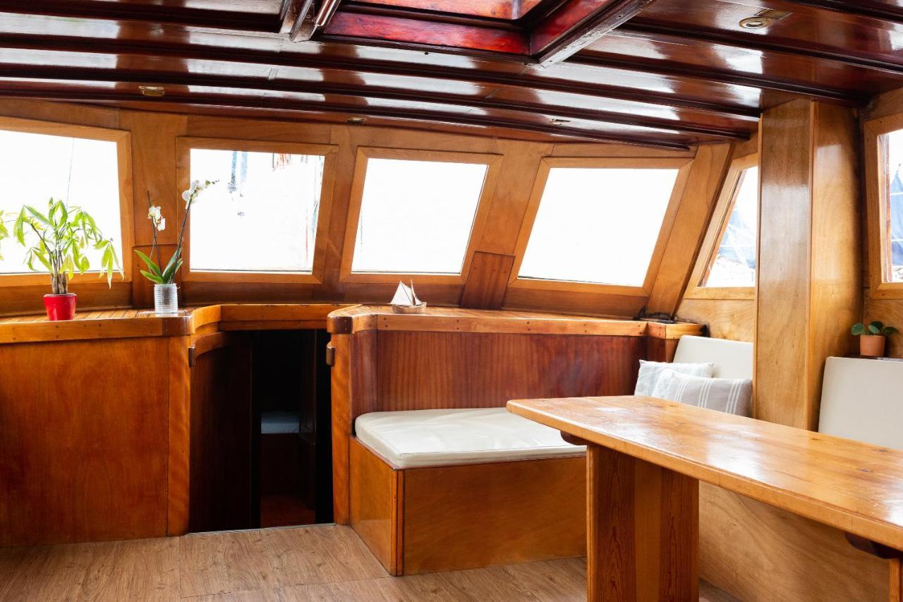 Barco Clasico En Barcelona Botel