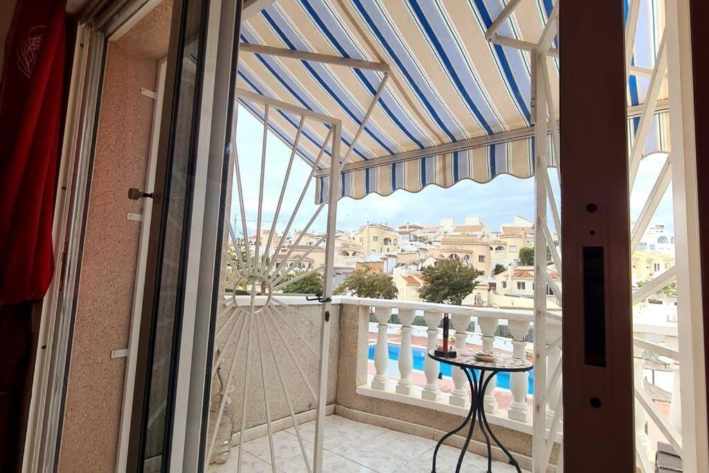 Gorgeous 3 Bed/2 Bath Pool & Golf Views Apartment *