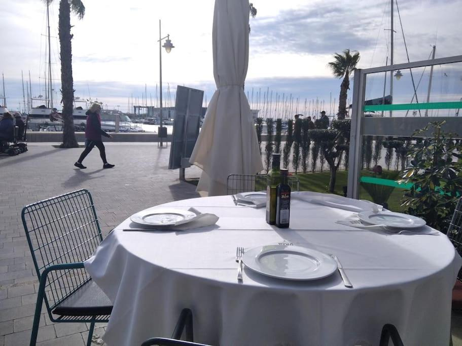 Apto Con Terraza Y 2 Dormitorios. 600 Megas Wifi.