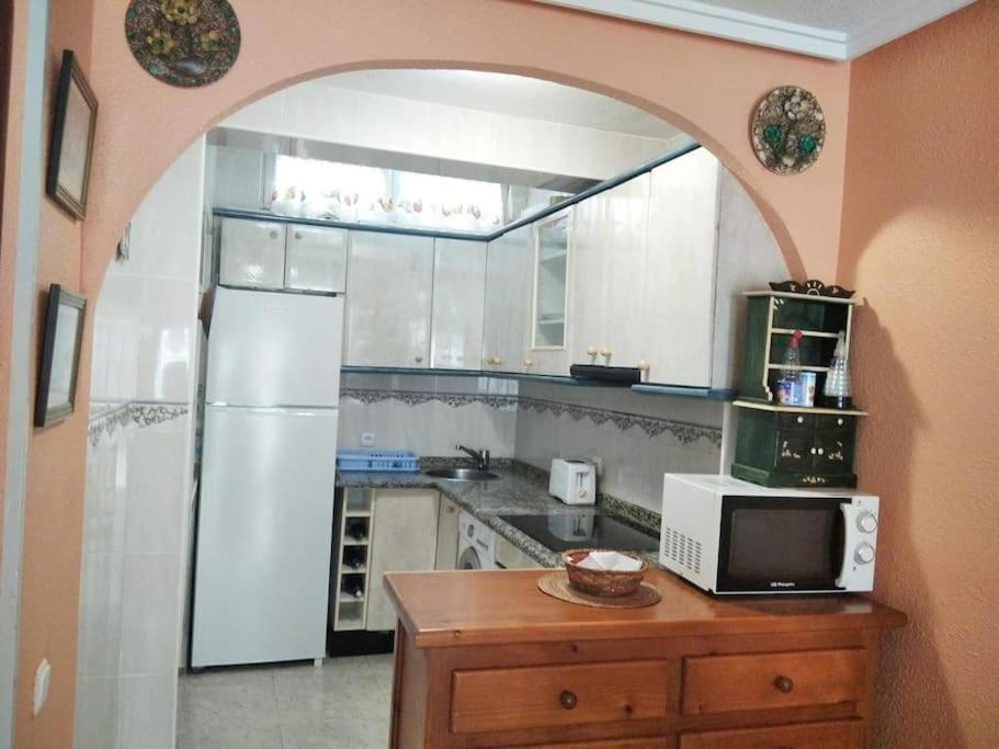 Apto Con Terraza Y 2 Dormitorios. 600 Megas Wifi. *