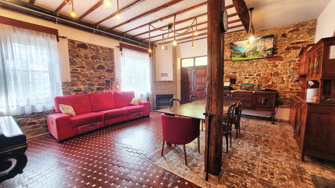 Habitación Triple En Caserío A 8km De Bilbao Habitación en casa particular *