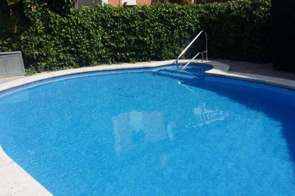 Casa Adosada Con Piscina Comunitaria Solo Familias No Grupos De Jovenes * Salou