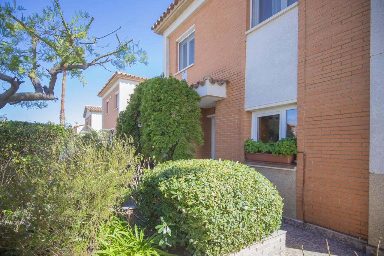 Casa Adosada Con Piscina Comunitaria Solo Familias No Grupos De Jovenes Salou