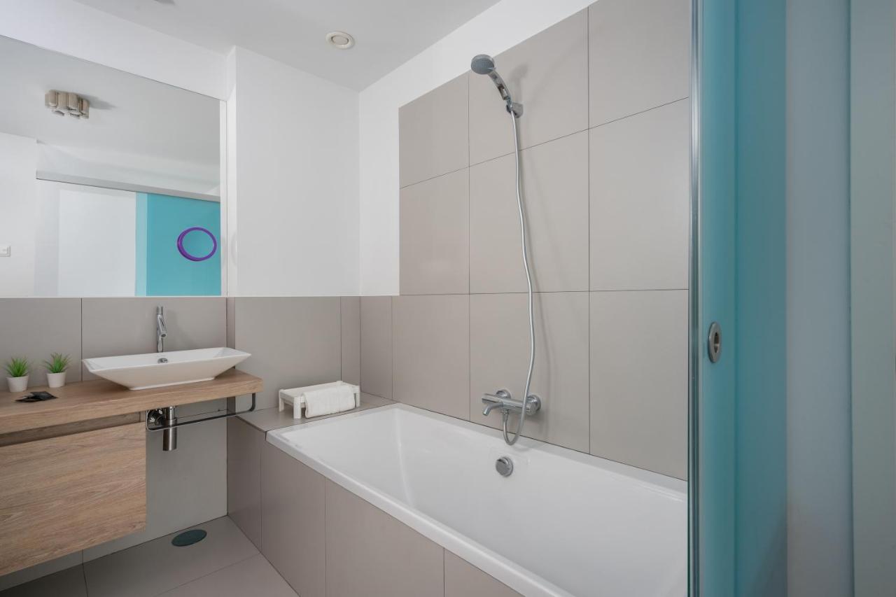 Luxurious With Seaviews In El Higueron By Costarentals - Ref 121 Apartamento