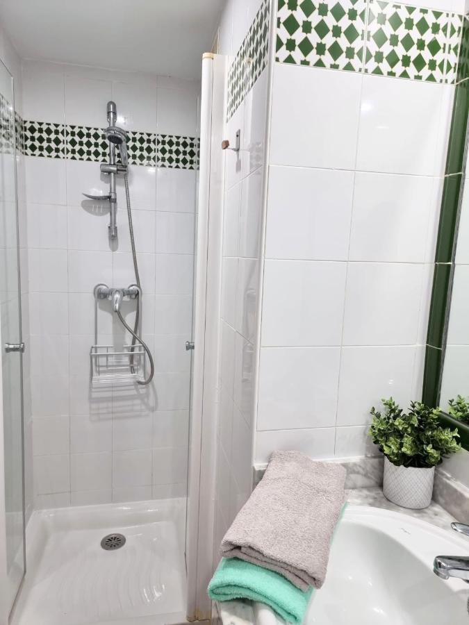 Apartamento De Don Huberto, Locos *