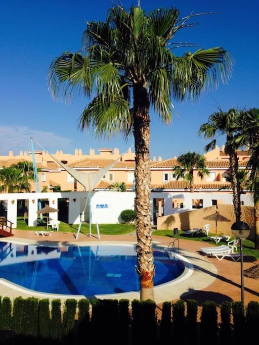 House Sleeps 6, Large Pool Walk To Holiday home