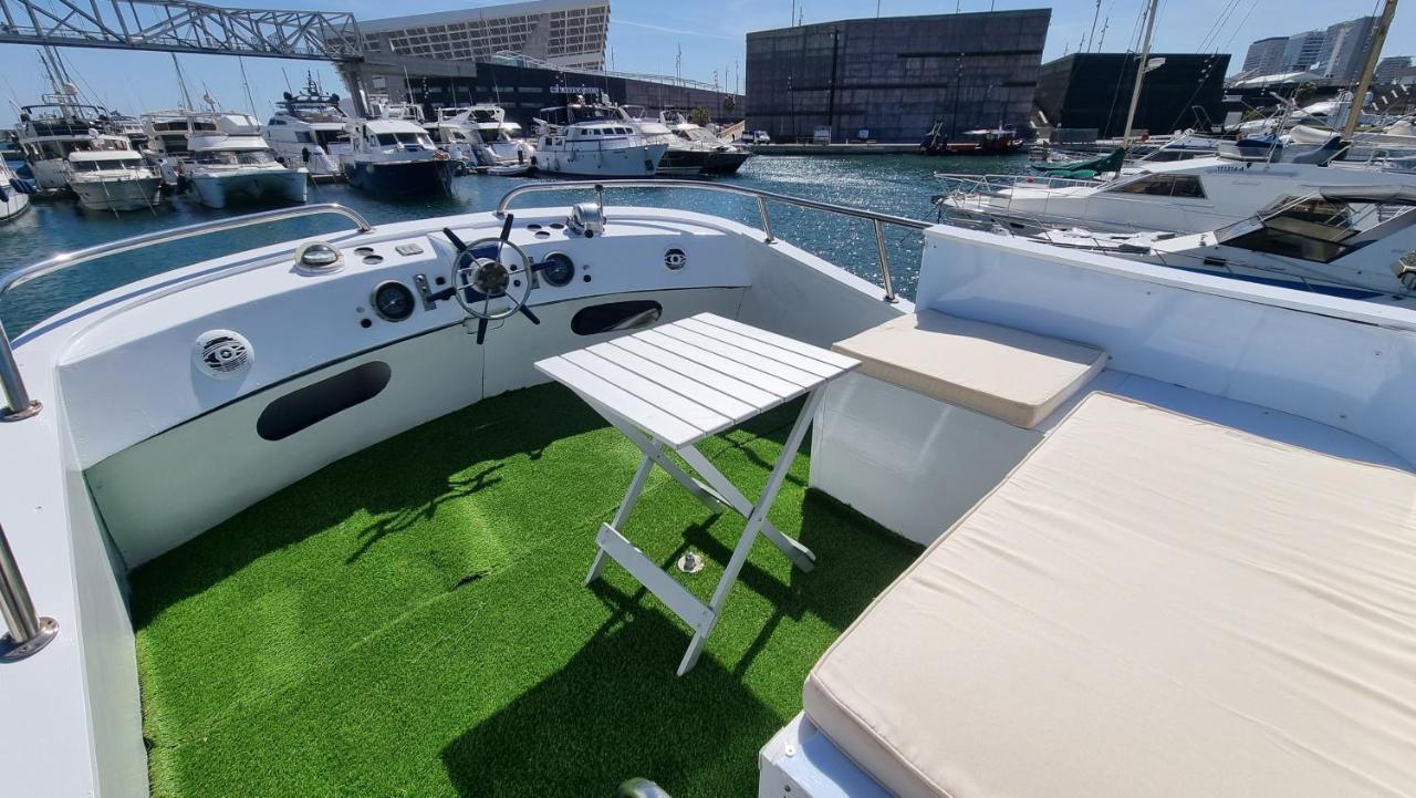 Charming Boat House In Barcelona With Big Terrace And Solarium Hotel en barco