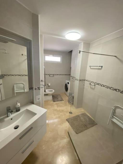 Tranquila, Playa Del Duque Holiday home *