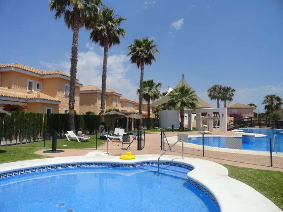 House Sleeps 6, Large Pool Walk To Vera