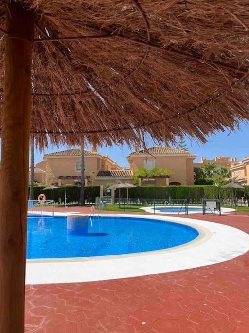 House Sleeps 6, Large Pool Walk To Holiday home