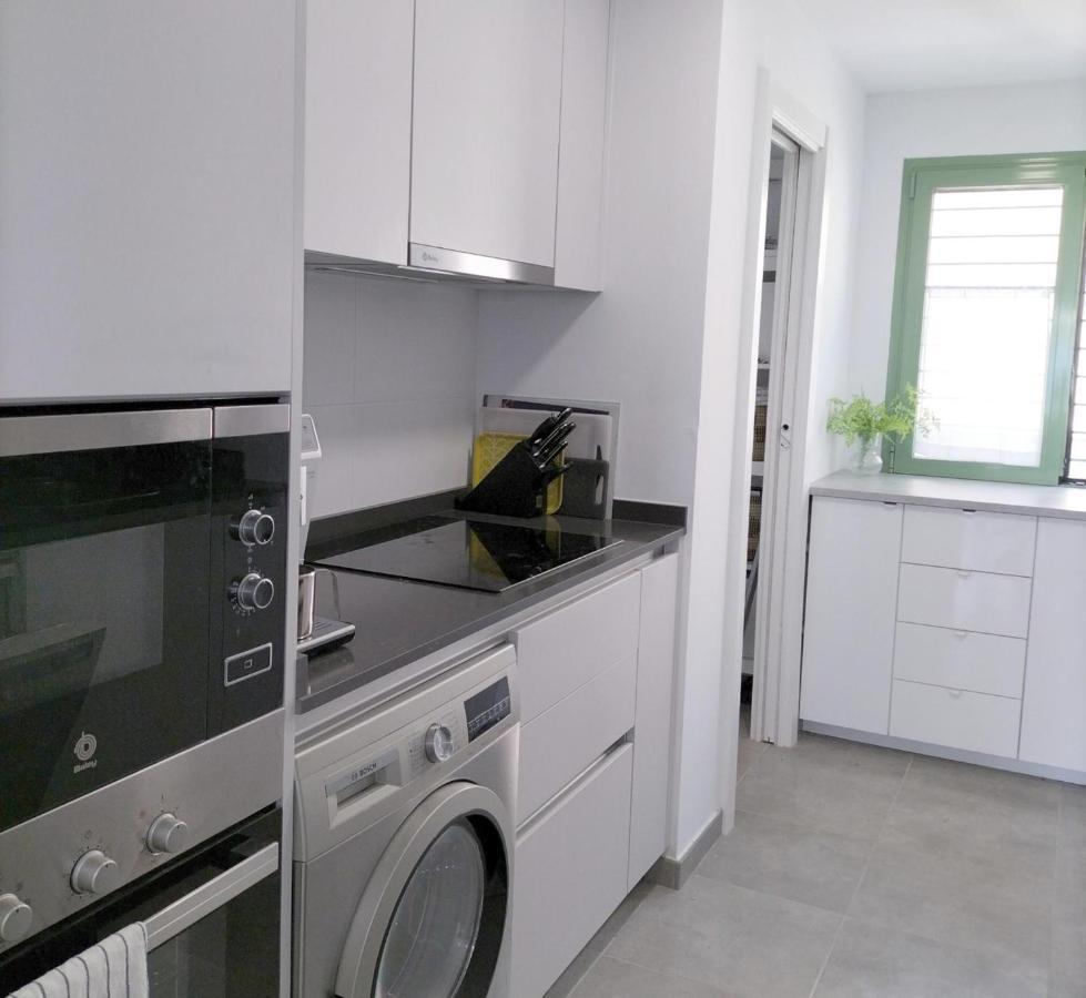Sea View - Ultra Modern - Roof Terrace- Front Line Apartment *